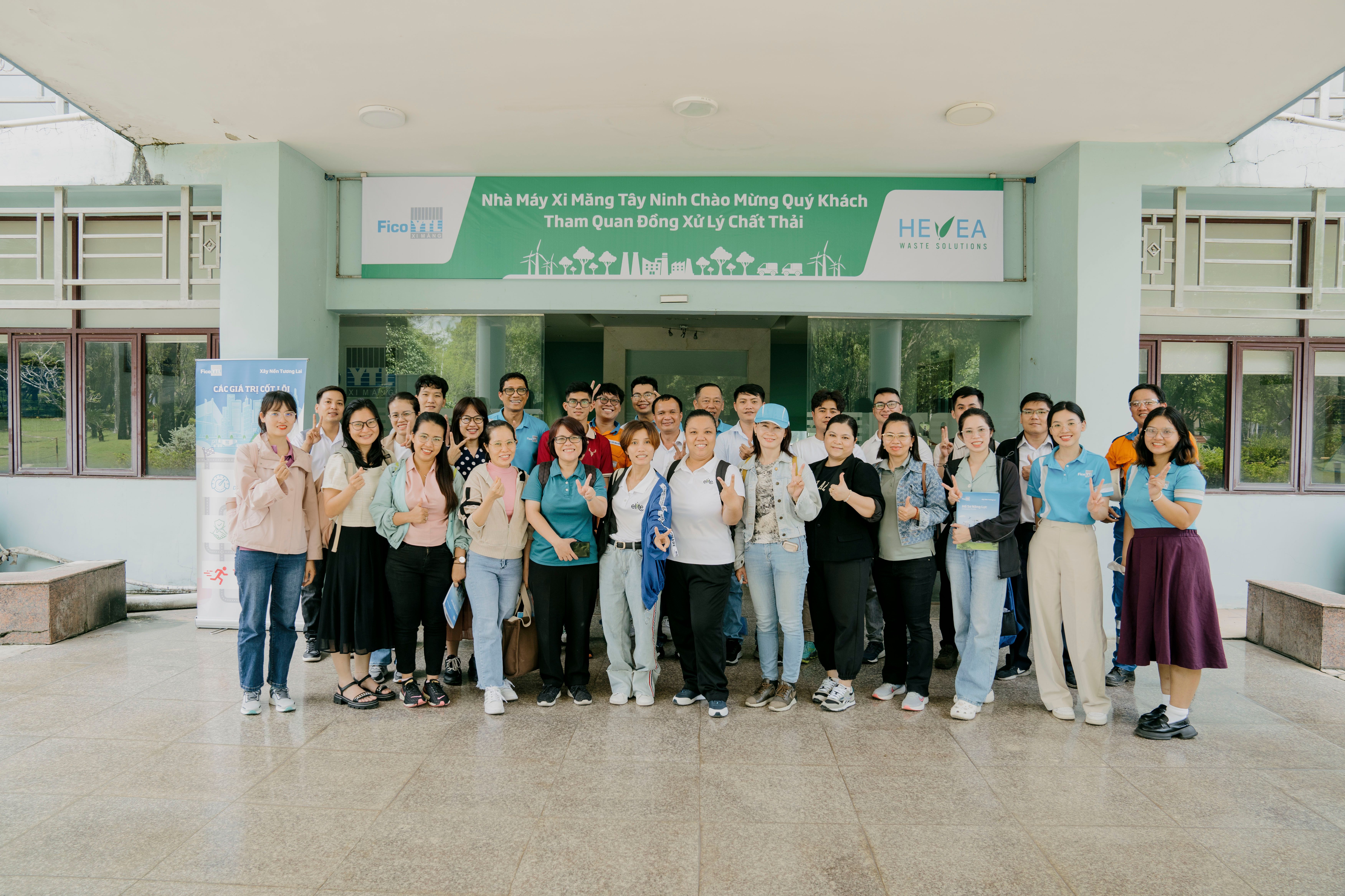 Anh-2-khach-hang-tham-quan-nha-may-Tay-Ninh.JPG